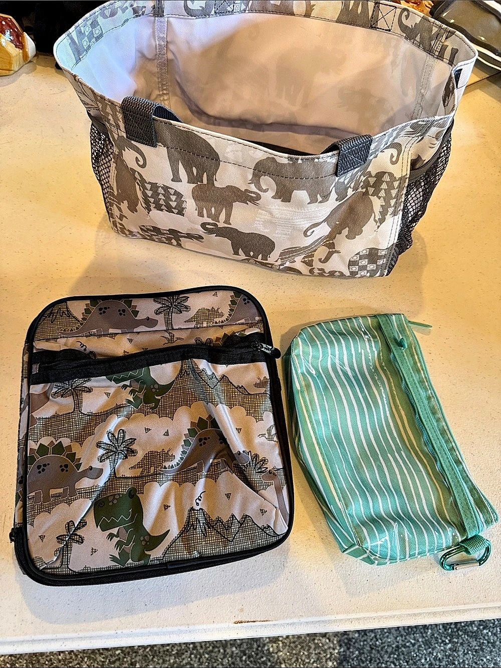 Thirty-One Lot - Picture 7 of 10